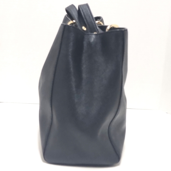 Elegant Black Faux Leather Tote with Gold Chain Handles – Chic Shoulder Bag - Picture 4 of 11